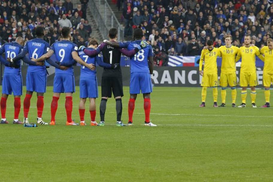 Prima del fischio d’inizio, giocatori e tifosi hanno osservato un minuto di silenzio in memoria delle vittime degli attacchi del 2015. Ap